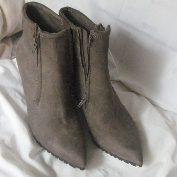 *New H by Halston Wedge Suede Bootie Sz 9 brown - Picture 2 of 6